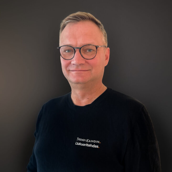 Liukuovitehdas Turun myyjä ja myyntipäällikkö Jori Achrén.