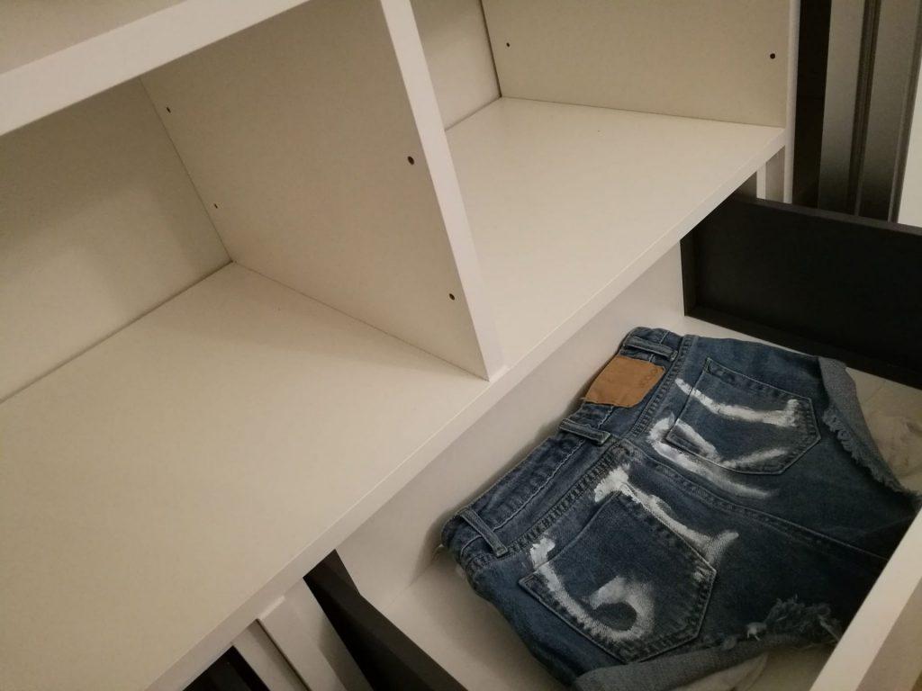Liukuovikaapiston hyllyt ja lipastot sopivat erinomaisesti vaatesäilytykseen.