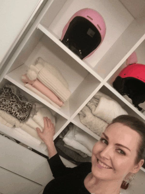 Liukuovitehtaan valkorunkoinen kaapisto, joka on täytetty vaatteilla.