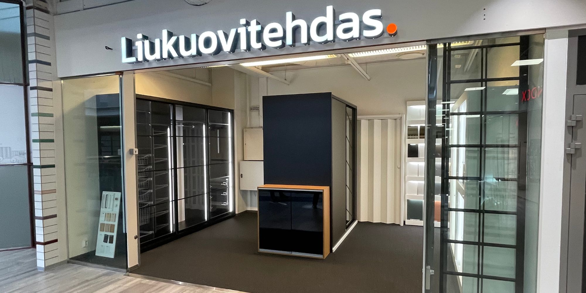 Lähikuva Liukuovitehdas Lahden myymälästä, jossa näkyy erilaisia kaappeja liukuovilla.